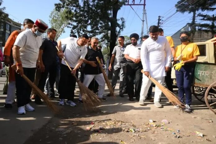 # CM Dhami emoved the garbage from the road