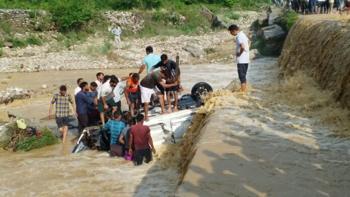 #car of tourists caught in the river in ramnagar